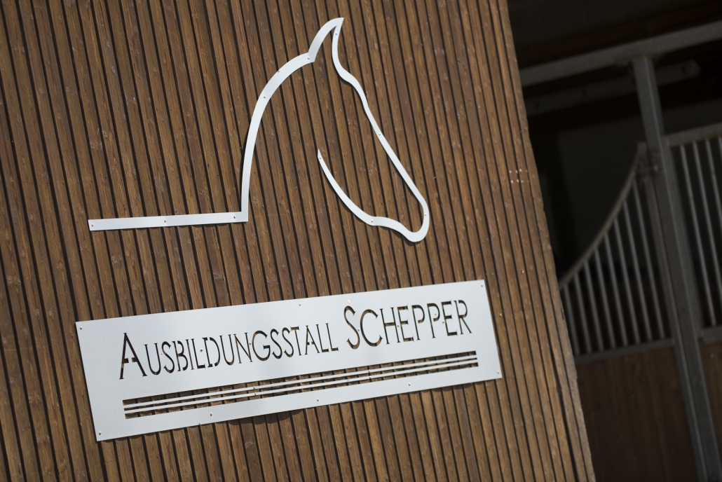 Scheunentor mit Firmenlogo